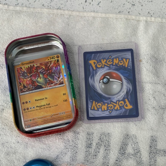 Pokémon Trading Card Tin with Cards - Picture 4 of 4